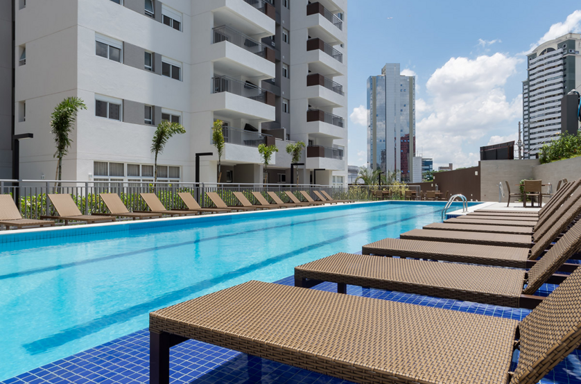 Perspectiva da piscina com raia de 25m e deck molhado (Foto do local)