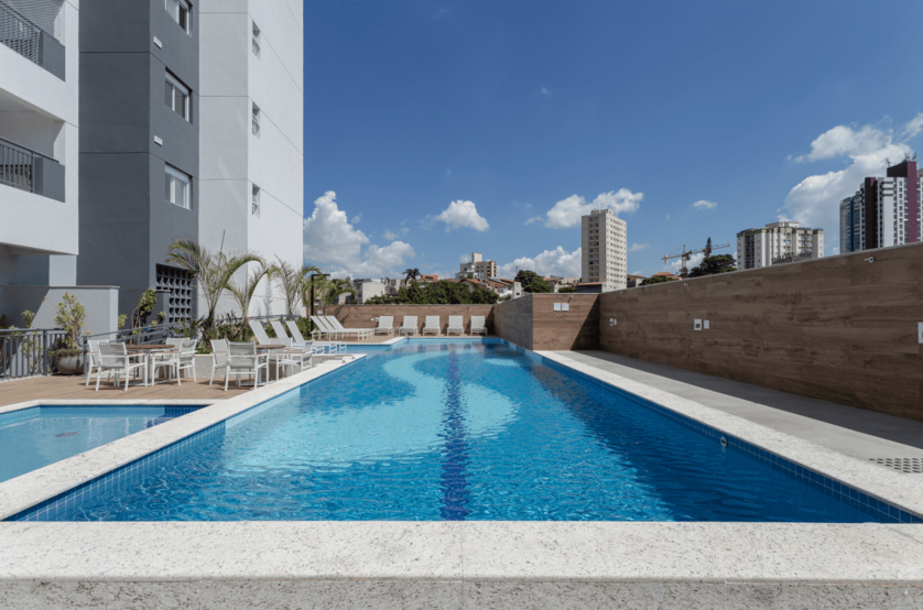 Piscinas adulto e infantil com deck molhado  (foto do local)