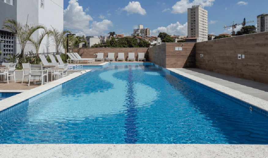 Piscinas adulto e infantil com deck molhado  (foto do local)