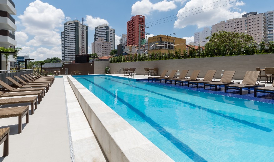 Perspectiva da piscina com raia de 25m e deck molhado (Foto do local)