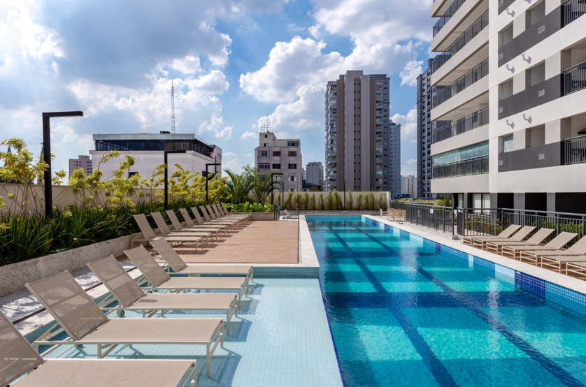 Piscina adulto com raia de 25m, piscina infantil, solarium e deck molhado (Foto do decorado)