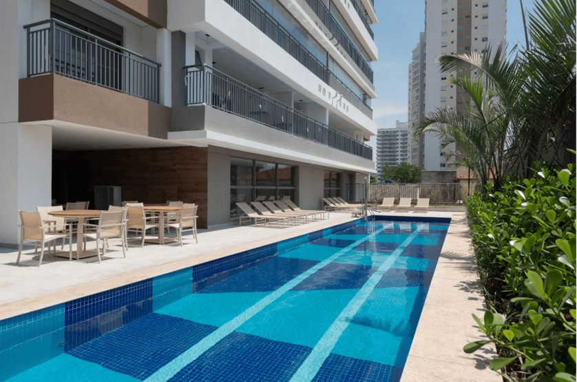 Piscina adulto com deck molhado, piscina infantil e solarium (foto do local)