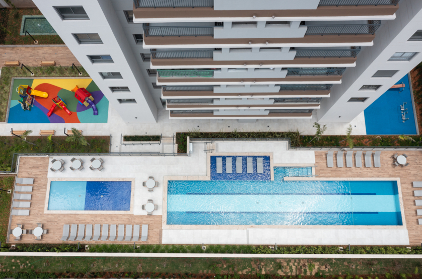 Piscina adulto com raia de 25m, infantil, solarium e deck molhado (Foto do local)